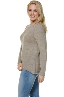 vrouw met zandkleurige basic pullover trui