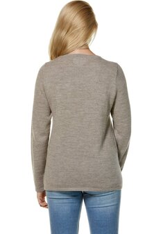 rug van een vrouw met zandkleurige basic pullover trui