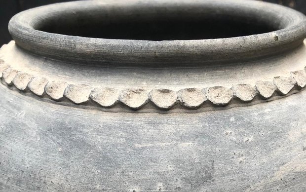 grijze clay pot