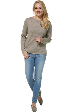 vrouw met zandkleurige basic pullover trui