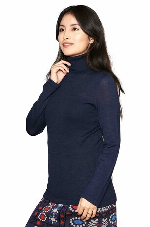 vrouw met een donkerblauwe koltrui van apu kuntur