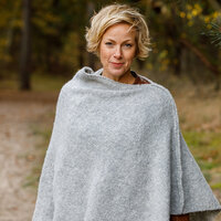 Poncho Maud, Lichtgrijs